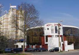 Hotel silvana din buzias, judetul timis este situat pe strada principala, numarul 9, la 34 de km de timisoara, in statiunea buzias ce este cunoscuta pentru puterea tamaduitoare a izvoarelor sale minerale (in 1811 a fost captat primul izvor si in anul 1918 au fost construite primele centre balneare). Hotel Silvana Buzias Home Facebook