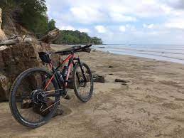Decathlon te propone una oferta de productos para el ciclismo de mtb, urbano, carretera, trekking y niños con la mejor relación calidad/precio del mercado.es el momento de salir con tu bicicleta a. Global Mtb Network On Twitter Zul Ymen Finished A Ride Right Out Onto The Tanjung Kubong Beach In Malaysia Has Your Ride Ended Anywhere Better Than This Https T Co Y8694itkid