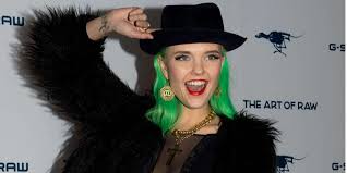 „wir haben jeden tag im selben bett geschlafen, in derselben wohnung, arm in arm … wenn es einen streit gab, hat leebo, je nach tagesform, plötzlich für ein. Bonnie Strange Schliesst Betruger Freund Von Geburt Aus