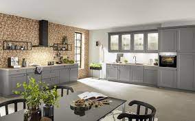 The garden is a dream! Grey Country Style Kitchen With Glass Cases Nolte Kuechen Com