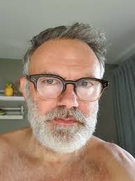 Ma décision est prise: je me rase. Sans doute la perspective du  #Deconfinement et le retour physique à rédaction de #Rmc lundi 4 mai... Je  n'ai qu'un rasoir deux lames, #maxtep de