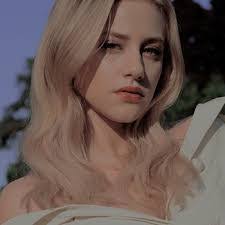 Roxanne Hamilton's Instagram, Twitter & Facebook