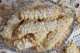 Nu uitati ca aluatul este foarte fraged. Biscuiti Spritati Cu Untura Caietul Cu Retete