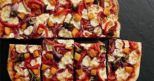 Pizza Aux Legumes Rotis Et Fromage En Grains Coup De Pouce Recipes Food Vegetable Pizza