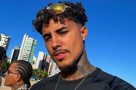 Fred Bruno curte Carnaval após rumor de volta com Boca Rosa