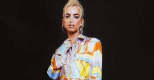 Manu gavassi e o duo anavitória foram convidadas pela anacapri para fazerem uma homenagem às mulheres mais importantes de suas vidas. Manu Gavassi Assembles Look With Piece And Print Already Used By Marquezine Web24 News