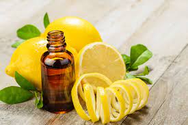 Inuna padella larga riscalda il burro, l'olio e l'aglio a fettine, quindi fai rosolare leggermente le ali da una parte e dall'altra, poi deponile in una teglia. Olio Essenziale Di Limone Fatto In Casa Proprieta E Utilizzi Fratelli Orsero