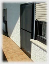 Professionelle Insektenschutzdrehtur Vor Balkontur Und Rolladen Montiert Aussenoffnend Mit Quersprosse Mucke Fliegengitter Fur Turen Lichtschacht Fenster