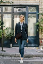 Comment Porter La Chemise Rayee Bleue En Automne Le Dressing Ideal Chemise Rayee Bleue Chemise Rayee Jean Slim Bleu Clair
