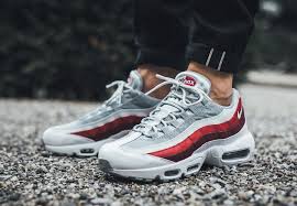 Decouvrez En Images La Nike Max 95 Essential Team Red Un Modele Homme Qui Reinterprete La Am95 Comet Red Un Coloris Populaire Nike Air Max Nike Air Nike