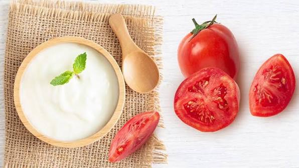 Lợi ích của việc đắp mặt nạ cà chua và sữa chua không đường