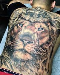 Dans son clip, parmi les images de voitures et de désert, memphis depay joue aussi avec un fauve. Tatouage Tete De Lion Avec Couronne Dans Le Dos Tatouage Tete De Lion Tatouage Lion Tatouages De Lion