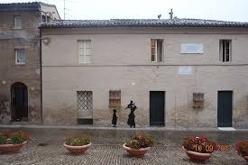 Monaldo leopardi, il padre di giacomo, approfittando delle incursioni napoleoniche che avevano spogliato di opere d'arte l'italia, ma avevano lasciato indietro i libri, acquistò carrettate di fondi librari. Dalla Casa Di Leopardi La Casa In Piazza Dove Lavorava Silvia Picture Of Casa Leopardi Recanati Tripadvisor