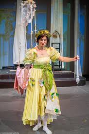 Fetiţa crescu şi se făcu domniţă frumoasă, prietenoasă şi cuminte. Frumoasa Din PÄƒdurea AdormitÄƒ PremierÄƒ Teatrul Pentru Copii È™i Tineret LuceafÄƒrul IaÈ™i