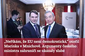 https://denikn.cz/1974780/ Petr Macinka se na Mnichovské bezpečnostní konferenci zúčastnil prestižního panelu o hodnotách Západu. Dostal se do střetu s Hillary Clinton a Radosławem Sikorským. Ve výměně s polským protějškem nedokázal obhájit svá