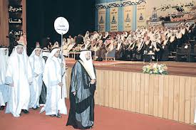 يقع المتحف الوطني في الجانب الشرقي من مركز الملك عبد العزيز التاريخي، بحي المربع بمدينة الرياض بجوار قصر الملك عبدالعزيز (المربع)، وقد بُني على أرض تبلغ مساحتها حوالي 17000 متر مربع، أمّا. Ø¨Ø¹Ø¯ 18 Ø¹Ø§Ù…Ø§ 4000 Ø®Ø±ÙŠØ¬ ÙŠØ³ØªØ¨Ø¯Ù„ÙˆÙ† Ø§Ù„Ù…Ø´Ù„Ø­ Ø§Ù„Ø£Ø³ÙˆØ¯ Ø¨Ù€ Ø±ÙˆØ¨ Ø§Ù„ØªØ®Ø±Ø¬ Ø§Ù„Ø£Ø¨ÙŠØ¶
