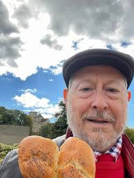 What type of bread to throw for specific sins during tashlich?