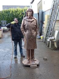 La s�ur de claude fran�ois, josette et fabien lecoeuvre. Dannemois Ou Est Passee La Statue De Cloclo