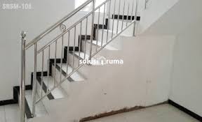 Untuk memasangkan railing tangga stainless steel yang aman dan tepat sebaiknya dibantu dengan tenaga profesional yang sudah ahli di bidangnya sehingga railing bisa terpasang dengan kuat dan tepat guna. Harga Railing Stainless Berbagai Model Minimalis Solusiruma Com