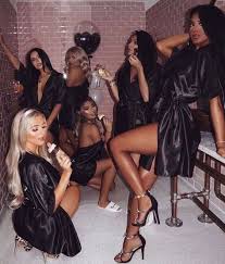 Dresses 18th Birthday Outfit Ideas 2020 27 New Ideas For Birthday Photoshoot Ideas With Friends 18th In 2020 21st Birthday Photoshoot Birthday Photoshoot Birthday Party Outfits