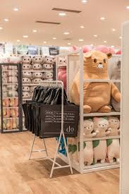 It's listed in shopping category of google play store, getting more than 10000 installs, overall rating is 3.5 (base on 74 reviews). Harga Teddy Bear Kaison Online Shopping