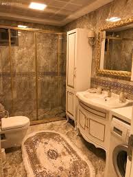Bu Altin Vurgulu Evde Klasigin Zamansizligi On Planda Ev Gezmesi Banyo Dolabi Dusakabin Luks Banyolar