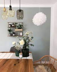 Ein Sanftes Salbeigrun Naturliche Holzstruktur Und Viel Weiss Lia Care Weiss Wie Man Eine Farbe In Szene Ruckt Wohnzimmerfarbe Wandfarbe Mint Wandfarbe