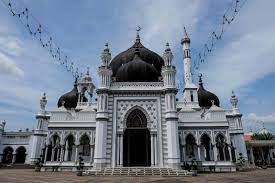 Tidak hanya sebagai sentral ibadah masyarakat malaysia namun masjid ini hadir sebagai bukti keberadaan pemeluk agama islam bahkan sebagai agama resmi di malaysia. 7 Masjid Megah Di Malaysia Yang Bisa Dijadikan Tempat Ibadah 10 Terakhir Ramadan Reservasi Travel Blog