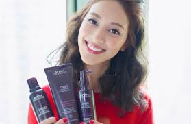 A lot of prepping and hairspray goes into my hair for shooting and filming~  luckily for me I've just started using @AvedaHongKong #InvatiAdvanced to  help treat my thinning hair! Besides the revitalizer