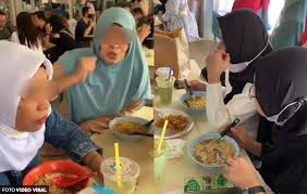 It started to get crowded after 6.30pm and hot seafood like crab and prawn. Video Korang Berempat Buat Malu Orang Islam 4 Wanita Makan Secara Terbuka Di Kedai Makan Melawan Bila Ditegur The Reporter