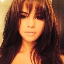 Pony frisuren stehen den damen mit herzförmigen gesichtern besonders gut, weil sie ihren breitesten gesichtsteil, die stirn, geschickt kaschieren. Selena Gomez Mit Pony Frisuren Pony Fur Jede Gesichtsform Bravo