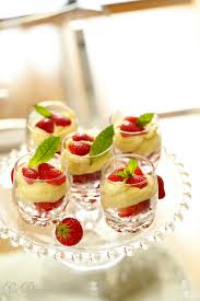 Verrines De Creme Au Chocolat Blanc Huile D Olive Vanille Et Fraises Inspirees De Pierre Herme Un Dejeuner De Soleil