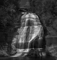 Lukisan pemandangan bawah laut ini memberikan suasana yang sangat indah. Gambar Geotag New York Amerika Serikat Daya Tarik Indah Hitam Dan Putih Bnw Bw Putih Hitam Riam Tujuan Downtown Montour Falls Air Terjun Finger Lakes Region Hutan Cantik Jagged Rocks Batu