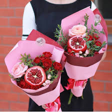 как сделать букет из цветов и фруктов своими руками My Podobrali Samye Krasivye I Populyarnye Bukety S Granatom Ko Dnyu Materi Denmateri Fruktovye Sedobnye Kompozicii Sedobnye Podarki Svoimi Rukami Buket