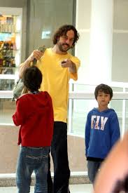 Ego Filho De Gabriel Pensador Acena Para Fotografo Em Aeroporto Noticias De Famosos
