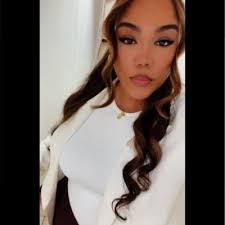 Carrie Hatch's Instagram, Twitter & Facebook