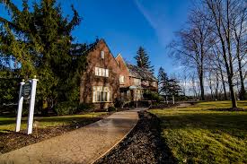 Voted best of knot by local brides! English Inn Eaton Rapids Wedding Andrea Matt Chicago Wedding Photographer Ws Photography