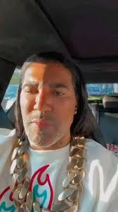 Omega El Fuerte como y dónde cambio su color de ojos , El artista, cuyo  nombre real es Antonio Peter de la Rosa, anunció en una entrevista con  Santiago Matías en YouTube que había optado por cambiar ...