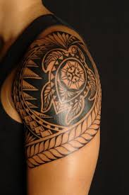 Schildkrote Und Maori Tribal Tattoo Am Arm Polynesisches Tattoo Maori Tattoos Drachen Tattoo Arm