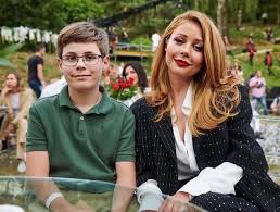 Сейчас на счету кароль семь студийных альбомов. Pevica Tina Karol Pokazala Foto Svoego 11 Letnego Syna Veniamina
