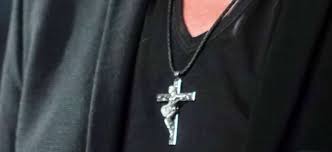 Johnny hallyday casualty of love 3:43. Les Fans S Arrachent La Replique D Un Bijou De Johnny
