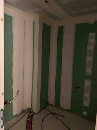 Votre salle de bain est soumise continuellement à l'action de l'humidité. Pose De Cloison De Separation 72 48 Pour Pieces Humides Et Salle De Bain En Plaque De Platre Hydrofuge Sur Ossature Metalique M 48 Avec Laine De Verre Phonique 45 Mm Filipe Oliveira