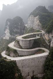 The Spectacular Winding Road Of Tianmen Mountain In Hunan Province China Paysages Du Monde Merveilles Du Monde Mont Tianmen