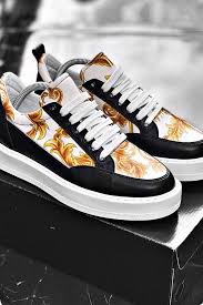 Check spelling or type a new query. Sneakers Noir Et Blanches A Motifs Or Chaussure Basket Homme Chaussure Homme Tendance Chaussure
