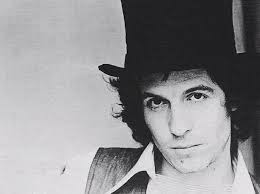 Anno 1977, una delle canzoni più famose di rino gaetano, è un vero e proprio inno che ripercorre tutta la storia d'italia del '900. Buon Compleanno Rino Gaetano I Video Delle Sue Canzoni Su Raiplay Il Giornale Off