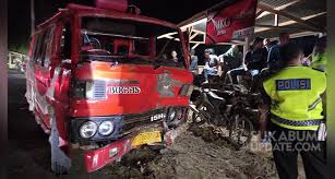 Sepeda motor tersebut bertubrukan dengan mobil yang 4. Minibus Rombongan Pengantin Kecelakaan Di Tanjakan Cikembang Cisolok Sukabumi