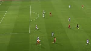 Futbol ile çok ortak noktası olan field game oynayan bu okul, 'sneaking' yani 'sızma' ismini verdiği bu kural ile hücum yapan oyuncuların rakip oyuncuların arkasına sarkarak kolay gol bulmasını önlemeyi amaçlıyordu. Mhk Dan Ofsayt Aciklamasi