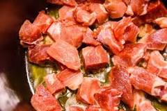 Can you put raw meat in slow cooker with vegetables?