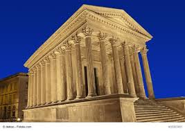 Situee Au Nord Est Du Languedoc Roussillon Cette Ville De Caractere Marquee Par L Empreinte De L Epoque Romaine Va Beaux Endroits Architecture Antique Colisee