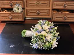 Zauberhafter Strauss Mit Freesien Und Muscari In Hellblau Weiss Bridal Flowersbouquet Spring Bride2 Brautstrausse Blumen Und Hochzeitsmesse